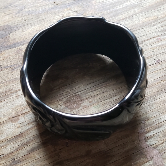 BLACK ROSES Lucite Wide Bangle - Picture 3 of 8